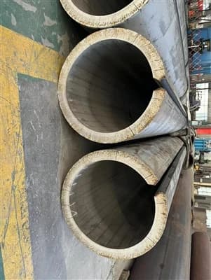 本司技術正在為沙特阿拉伯加工大口徑、厚壁2520 (310S) 不銹鋼焊管。
